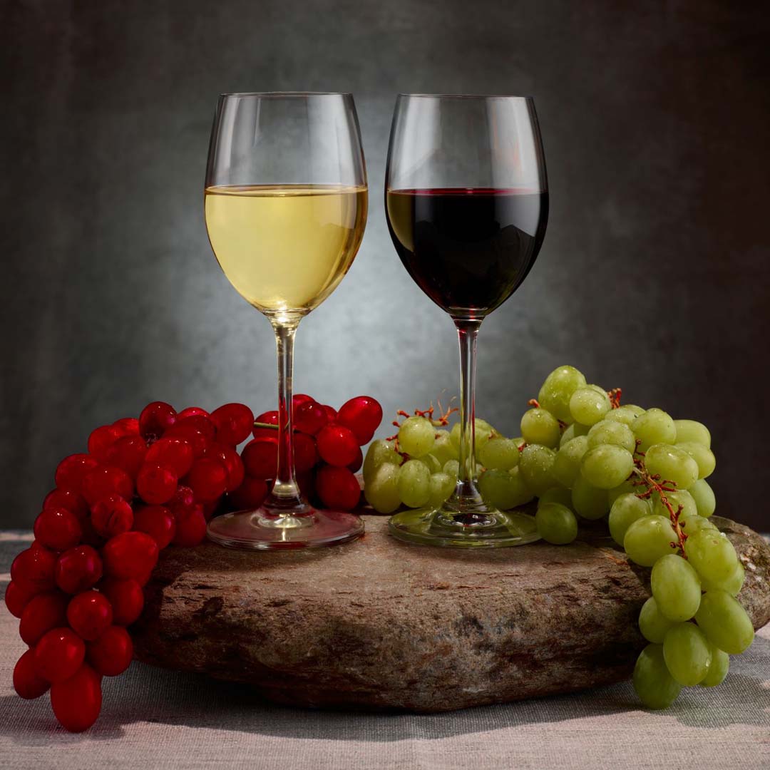 https://www.craftmastergrowlers.com/wp-content/uploads/2020/07/two-19oz-stemmed-wine-glasses-red-white-grapes.jpg